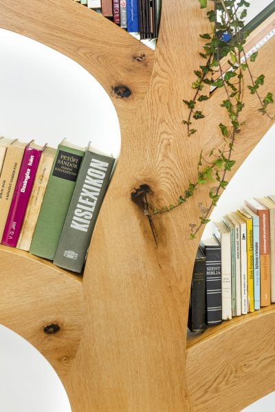 fa alakú könyvespolc