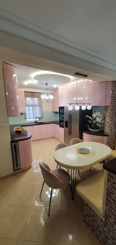 rózsaszínű konyhabútor