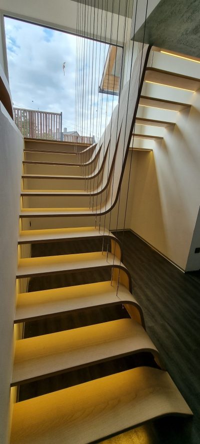 Függesztett lépcső LED világítással