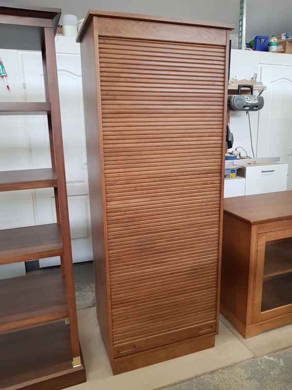minőségi magyar bútorok hajlított fából - recepciós pult